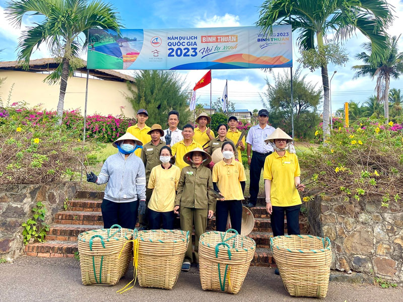 Áo có cổ đồng phục Victoria Phan Thiet