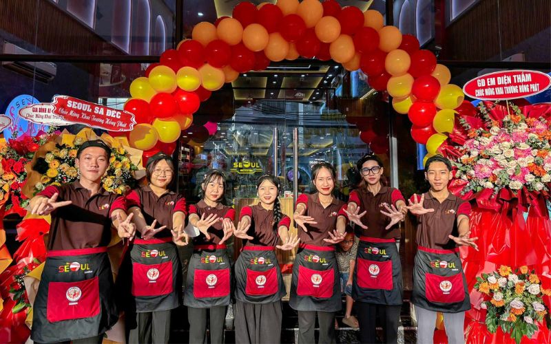 Mẫu áo thun cổ trụ phối màu cho nhân viên quán mì cay