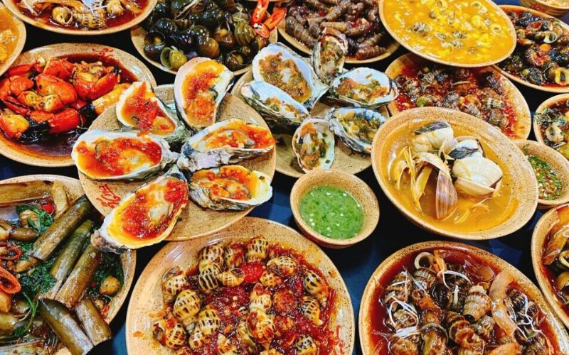 Quán ốc có nên đầu tư may đồng phục không?