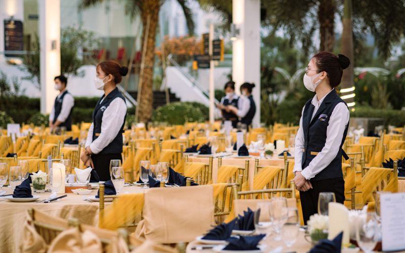 Đồng phục nhân viên phục vụ tiệc cưới chuyên nghiệp và năng động