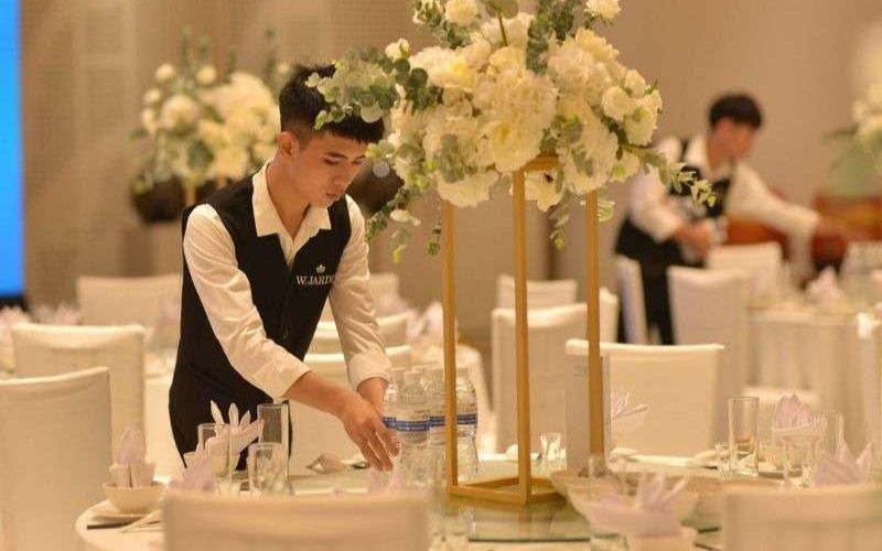 Hướng dẫn chọn chất liệu may đồng phục nhà hàng tiệc cưới