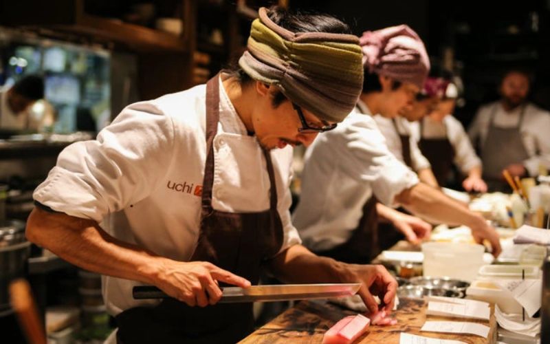 Mũ bếp Nhật đi kèm với set đồng phục thế nào cho đúng chuẩn?