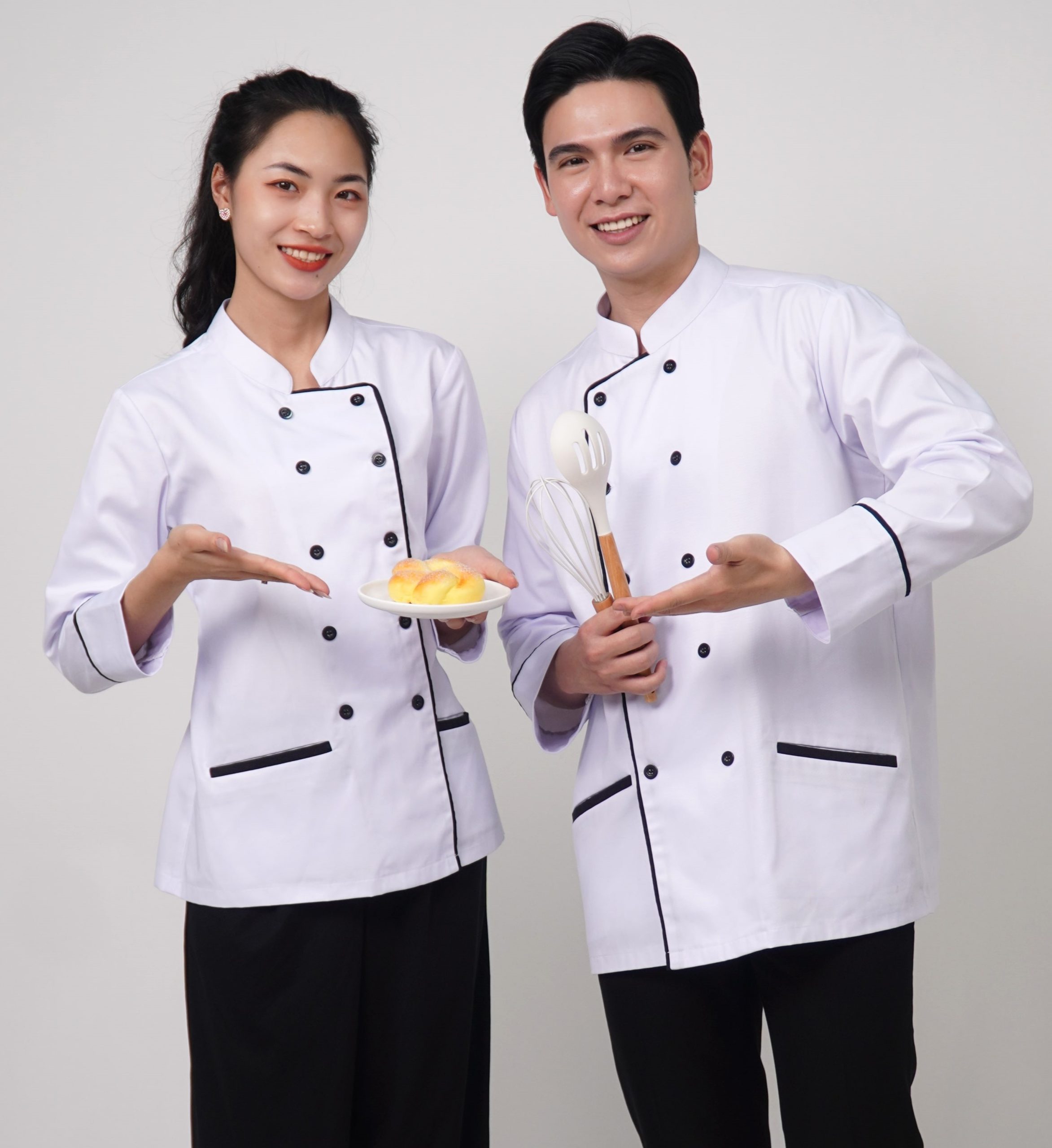 Đồng phục áo bếp màu trắng hai hàng khuy phổ biến