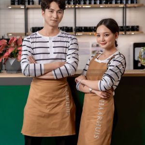 Đồng phục áo thun quán cà phê màu trắng phối sọc ngang kết hợp tạp dề nâu