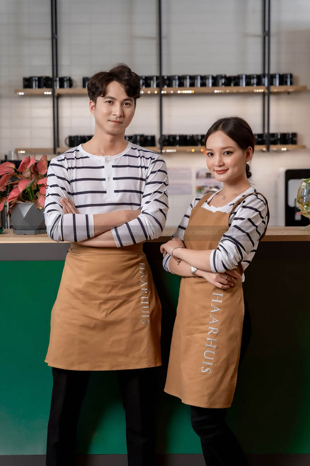 Đồng phục áo thun quán cà phê màu trắng phối sọc ngang kết hợp tạp dề nâu