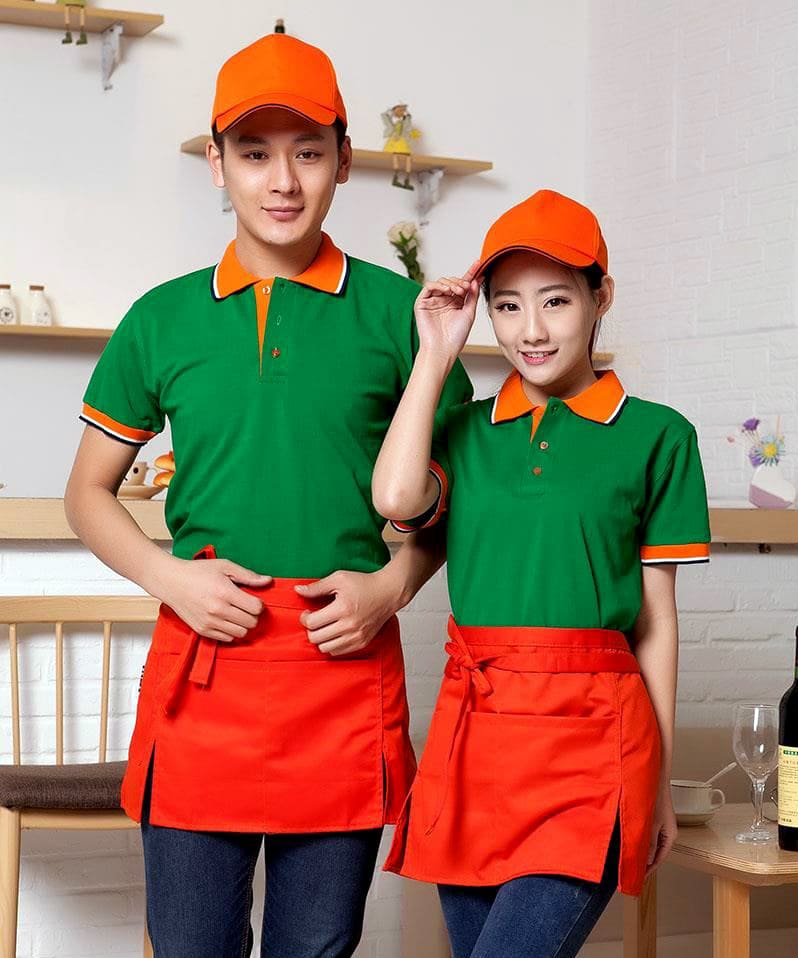 Combo áo đồng phục polo xanh lá phối tạp dề và mũ lưỡi trai màu cam