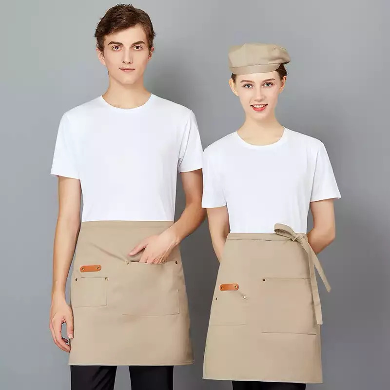 Combo áo thun màu trắng kết hợp tạp dề ngắn màu nâu be, mũ nâu