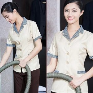 Đồng phục buồng phòng khách sạn màu be cổ áo và tay áo kẻ caro