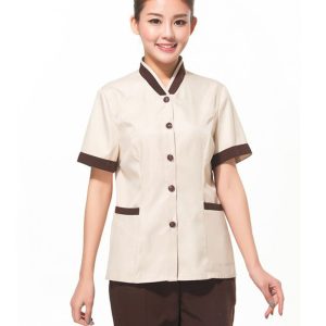 Đồng phục buồng phòng khách sạn màu be viền cổ áo và tay áo Form Loose Fit, cổ chữ V vải lon usd