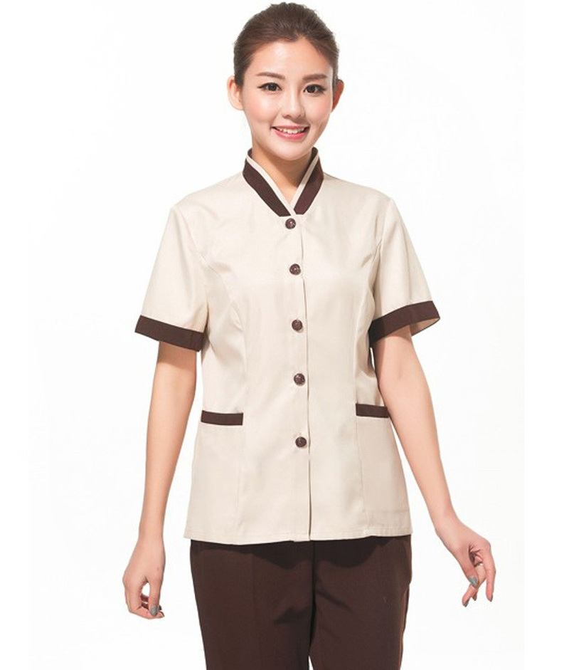 Đồng phục buồng phòng khách sạn màu be viền cổ áo và tay áo Form Loose Fit, cổ chữ V vải lon usd