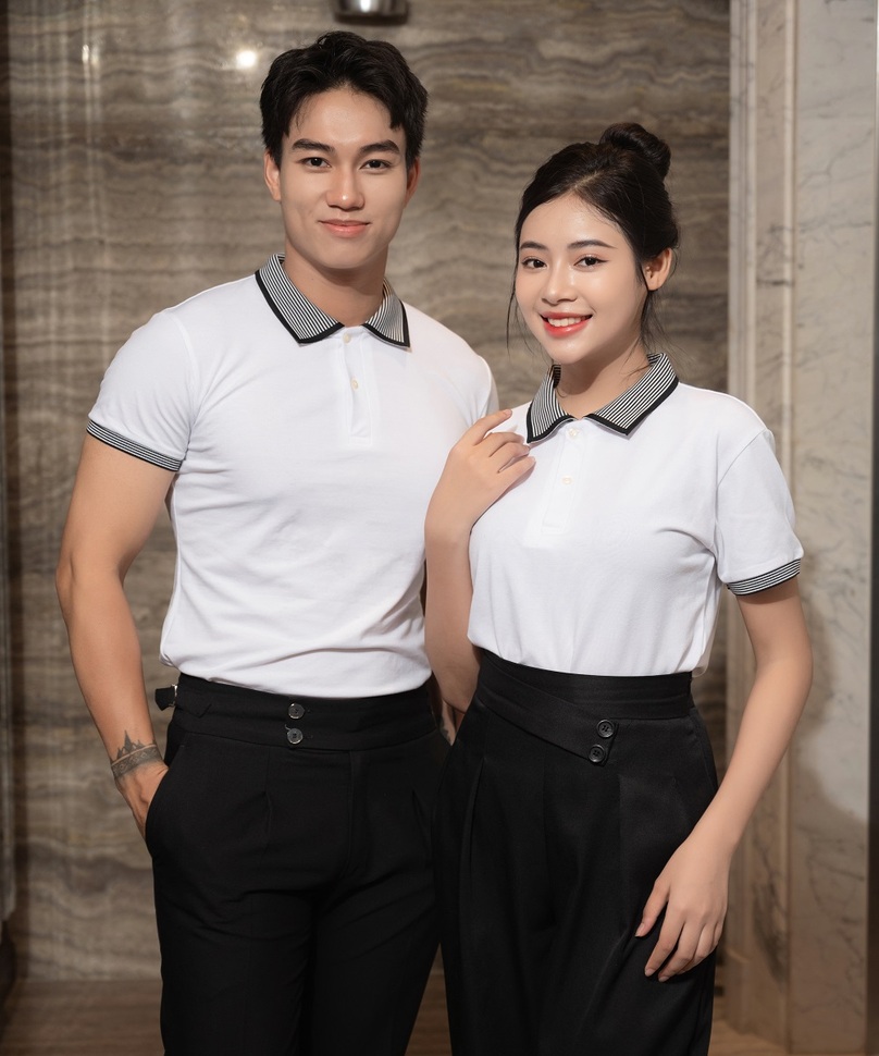 Đồng phục công ty màu trắng họa tiết kẻ sọc ở cổ và viền tay áo