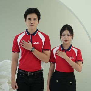 Đồng phục công ty màu đỏ phối trắng và cổ áo pha màu xanh than J&T ph