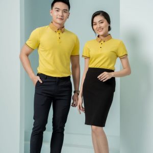 Áo đồng phục công ty màu vàng, cổ và tay áo caro nâu vàng