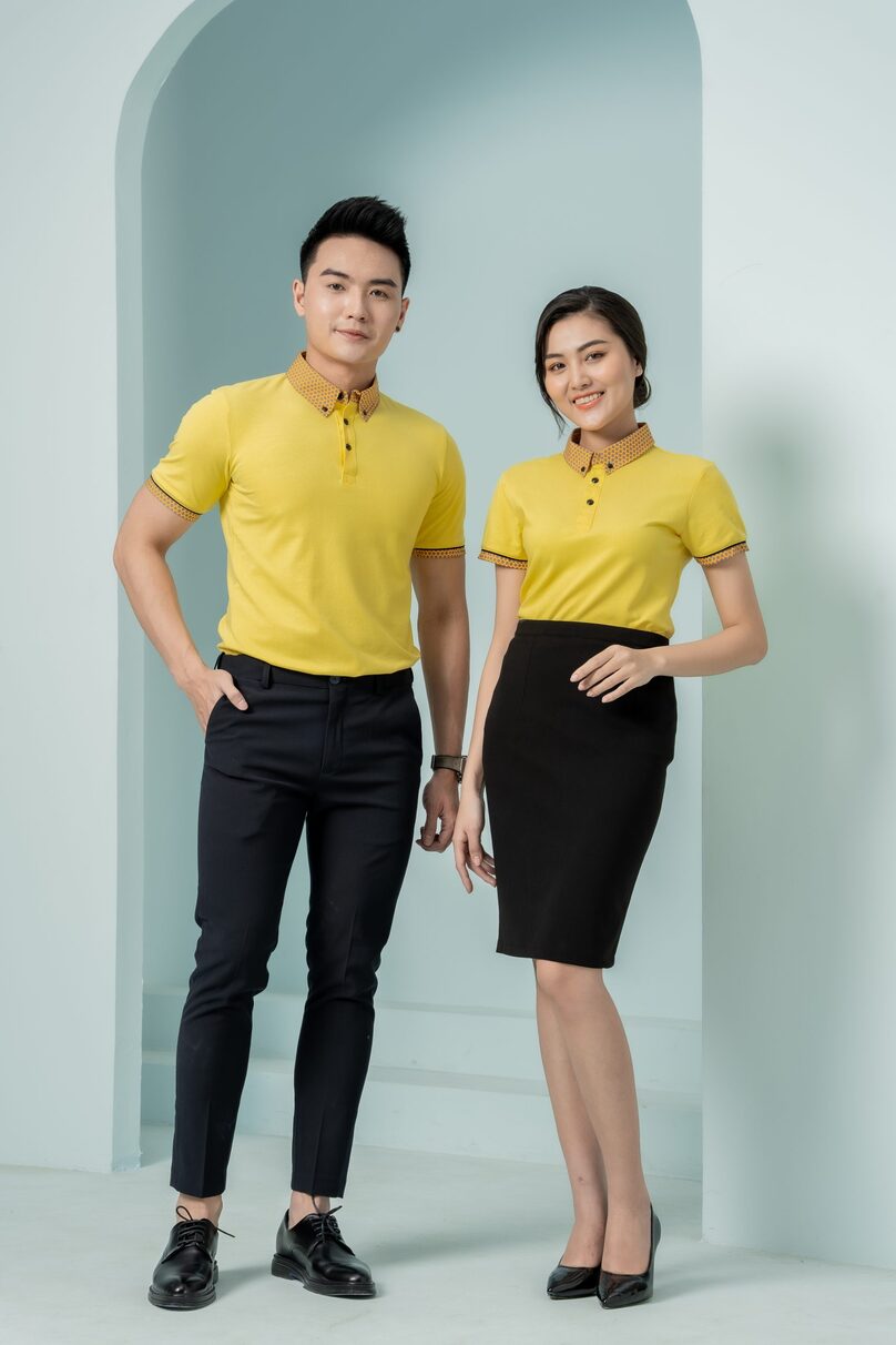 Áo đồng phục công ty màu vàng, cổ và tay áo caro nâu vàng
