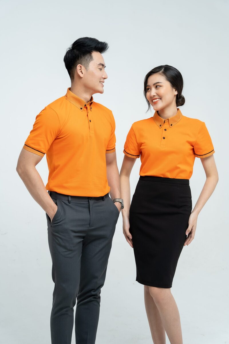 Đồng phục cửa hàng điện tử điện lạnh màu cam, cổ bẻ vải Lacoste, form Regular Fit