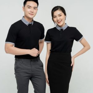 Đồng phục cửa hàng điện tử điện lạnh màu đen phối cổ caro form Regular Fit, cổ bẻ vải Lacoste Soft 