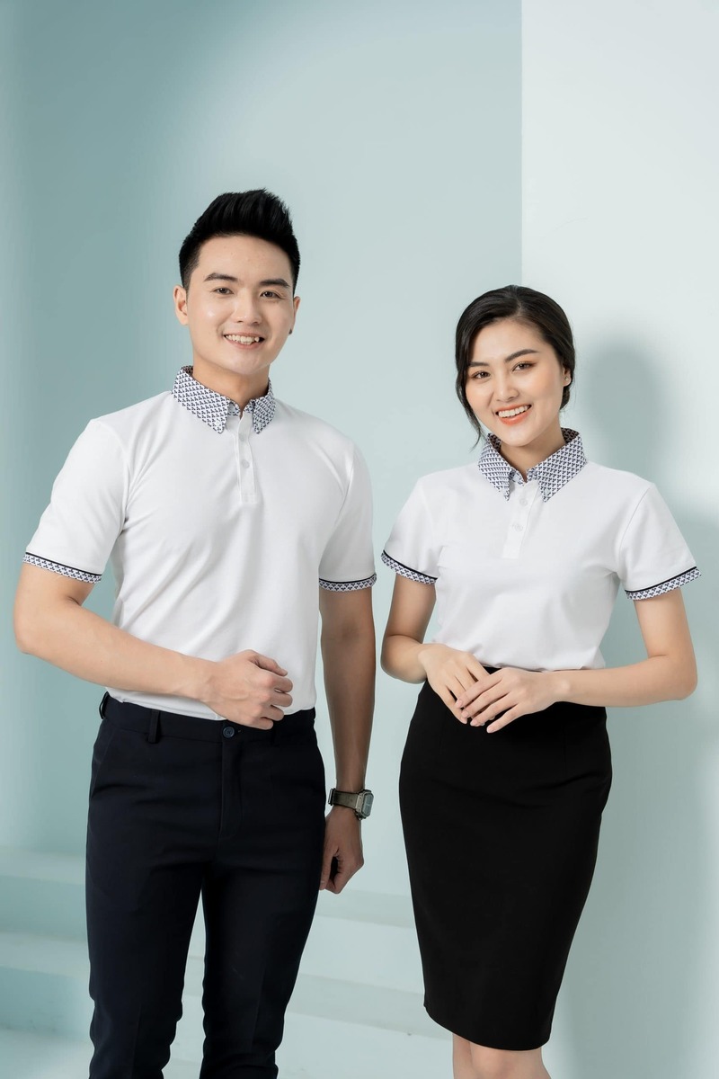 Đồng phục cửa hàng điện tử điện lạnh màu trắng phối cổ áo caro, form Regular Fit, cổ bẻ vải Lacoste Soft 