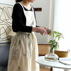 Đồng phục cửa hàng hoa áo đen dài tay tạp dề váy màu be thêu hoa trẻ trung, vải cotton Organic, Form Regular