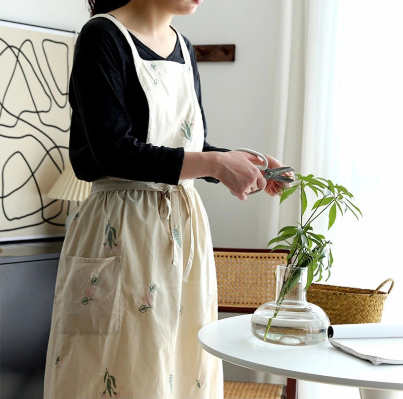 Đồng phục cửa hàng hoa áo đen dài tay tạp dề váy màu be thêu hoa trẻ trung, vải cotton Organic, Form Regular