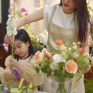 Đồng phục cửa hàng hoa áo phông trắng tạp dề màu be