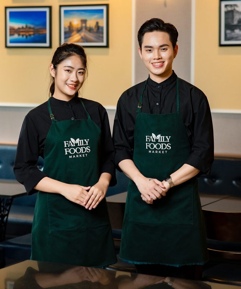 Đồng phục cửa hàng thực phẩm, siêu thị mini áo đen tạp dề xanh cuốn hút, form slim fit, vải LON USA