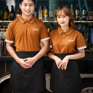 Đồng phục cửa hàng thực phẩm, siêu thị mini áo nâu tạp dề đen nổi bật form Regular Fit, vải Cotton Organic 