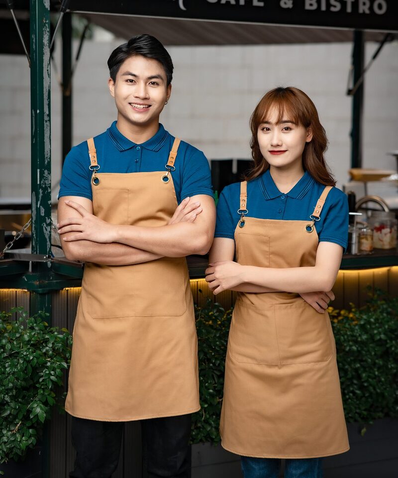 Đồng phục cửa hàng thực phẩm, siêu thị mini áo xanh coban tạp dề be độc đáo, form Regular Fit, vải Cotton Organic 