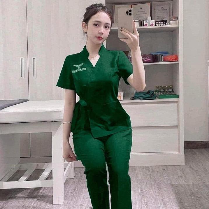 Đồng phục massage xanh cổ vịt cuốn hút, form Regular Fit, vải Microfiber