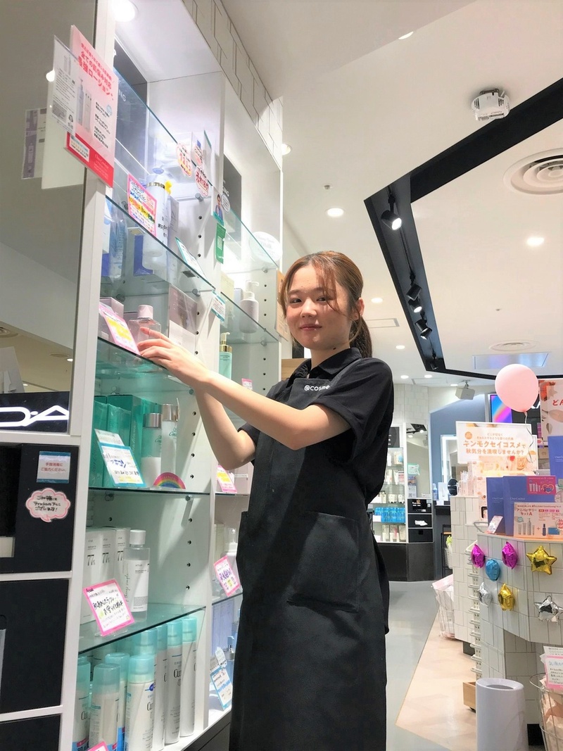 Đồng phục mỹ phẩm áo đen tạp dề đen lịch sự, form  form Regular Fit, vải Cotton Organic 