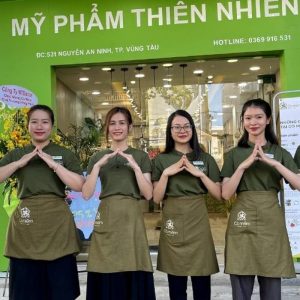 Đồng phục mỹ phẩm cỏ mềm ấn tượng cổ tàu tay ngắn, form Regular Fit, vải Pique Cool 