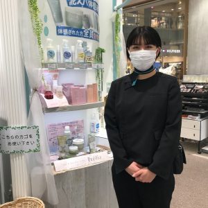 Đồng phục mỹ phẩm quần áo đen phối nơ cổ sang trọng, vải kate, form Smart Fit