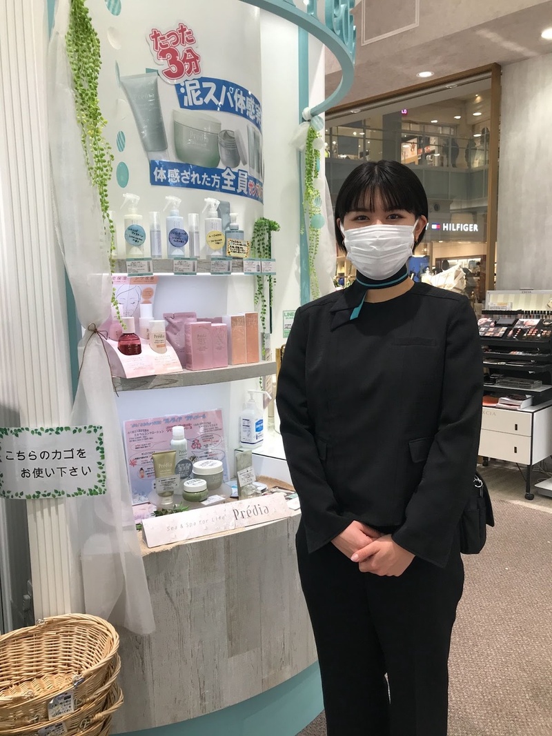 Đồng phục mỹ phẩm quần áo đen phối nơ cổ sang trọng, vải kate, form Smart Fit