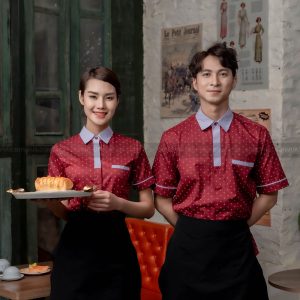 Mẫu đồng phục nhà hàng màu đỏ phối cổ xanh