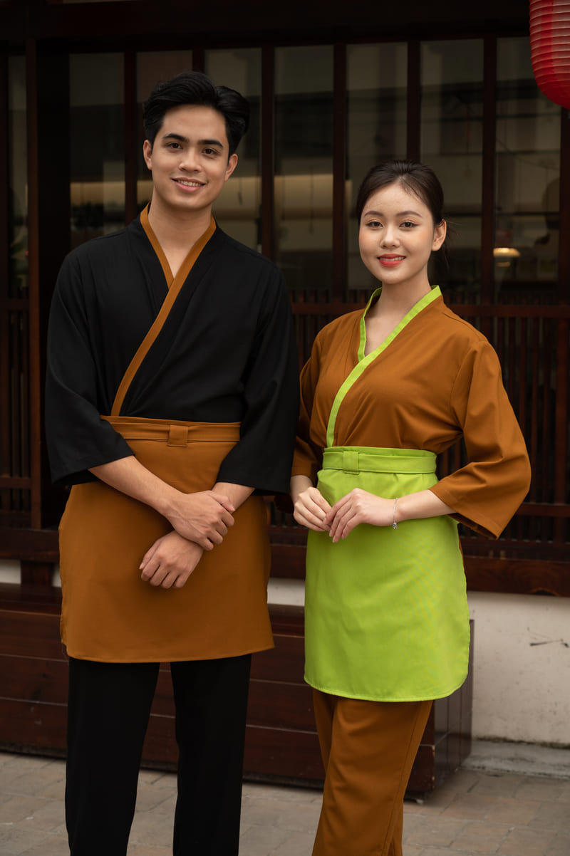 Đồng phục nhà hàng Nhật Bản màu đen nâu kết hợp tạp dề dáng ngắn