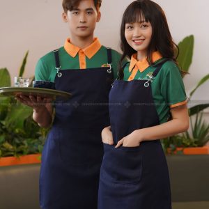 Áo đồng phục nhà hàng xanh lá cây đậm cổ cam phối tạp dề đen