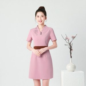 Trang phục spa đồng phục màu hồng in họa tiết bên trái