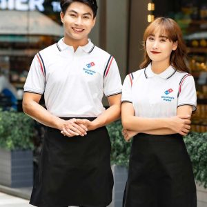 Đồng phục tạp dề màu đen dáng ngắn đeo eo kết hợp polo trắng