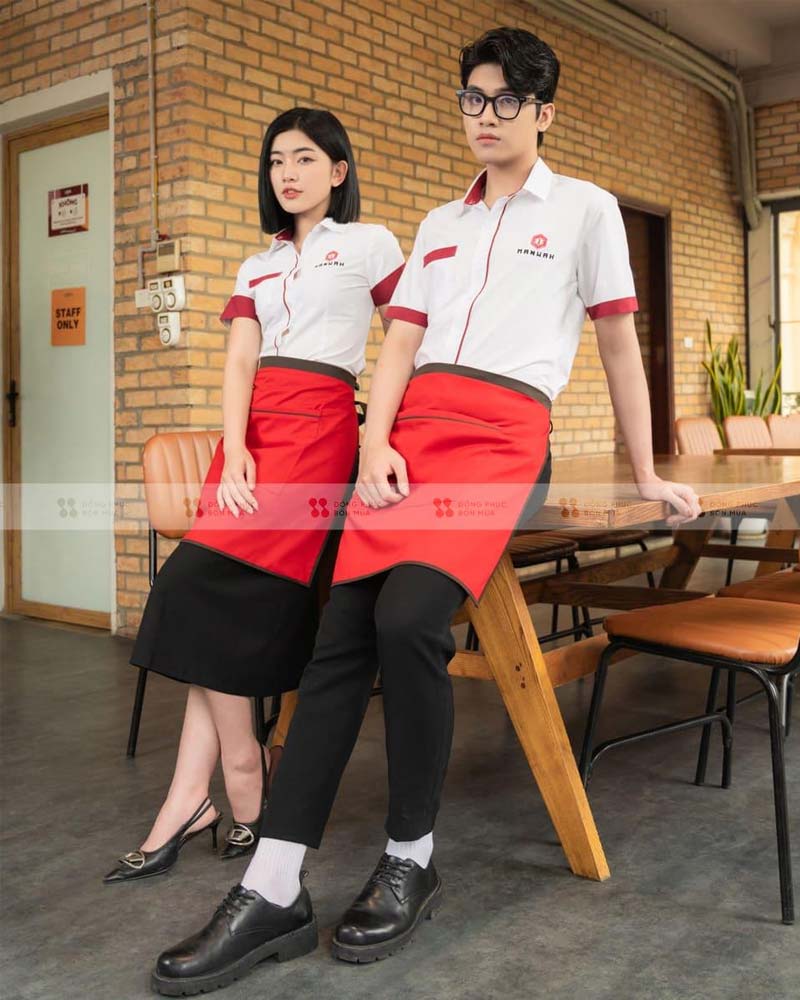 Đồng phục tạp dề dáng ngắn màu đỏ kết hợp sơ mi trắng Manwah
