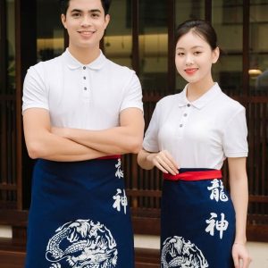 Đồng phục tạp dề dáng ngắn màu xanh than hình in đậm kết hợp sơ mi trắng