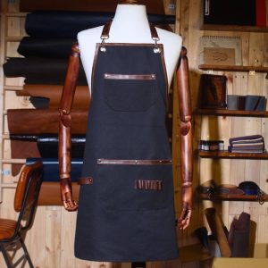 Tạp dề cắt tóc màu xanh hai túi kết hợp viền da ấn tượng